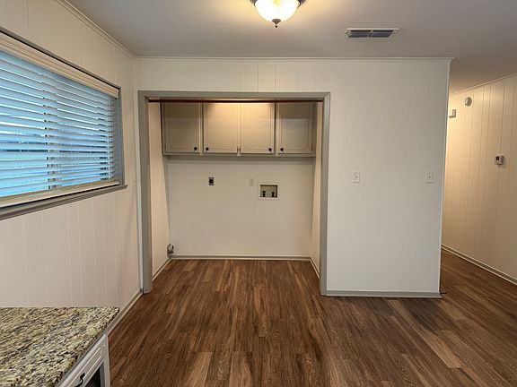 2nd image of 2925-2927 Greenhills Dr