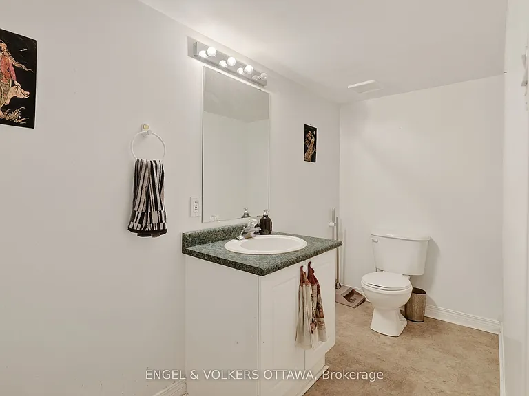 1033 Como Cres — Photo 25