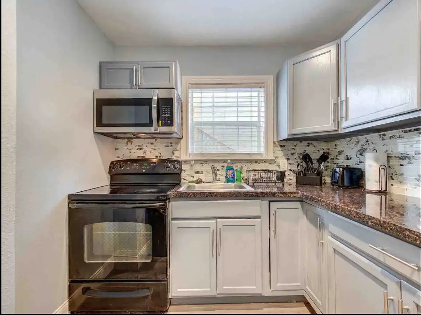 New Modern Getaway 10mins downtown/Astros/Med Cent — Photo 4
