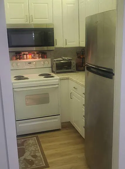 390 Fanshaw J #J — Photo 1