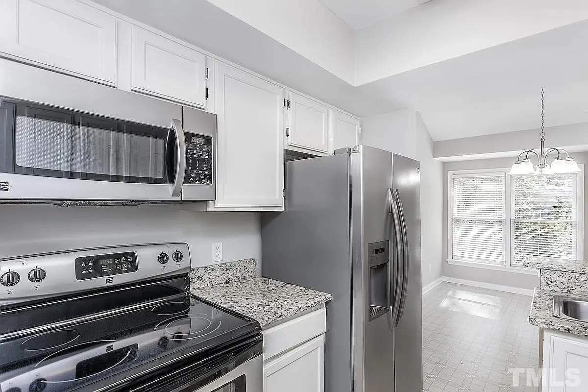 2 bed, 1.5 bath, 1049 sqft, $1,425 — Photo 3