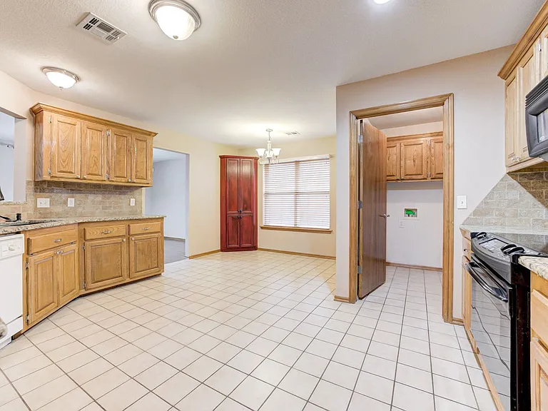 605 Eastview Dr — Photo 16