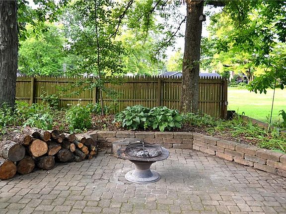 4th image of 412 Country Club Ln