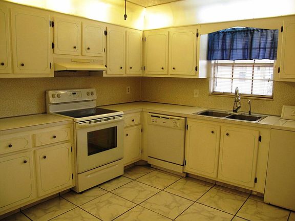 eat in kitchen with full appliances (5)