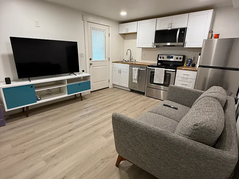 656 W Ivy Dr — Photo 1