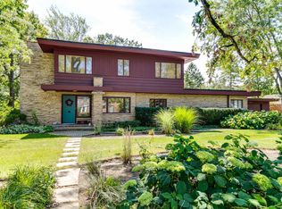 135 E Hawthorne Ct, Lake Bluff, IL 60044