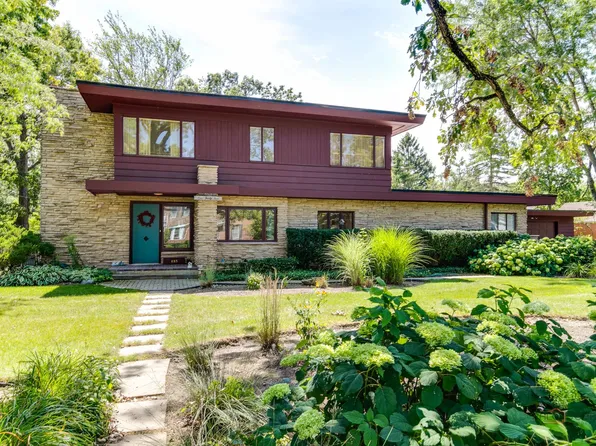 135 E Hawthorne Ct, Lake Bluff, IL 60044