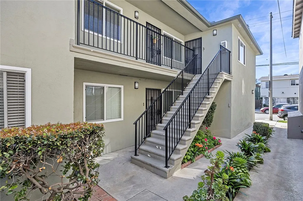 Building Photo - 3027 E 3rd St #3