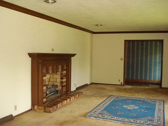 3rd image of 1302 W 3rd St