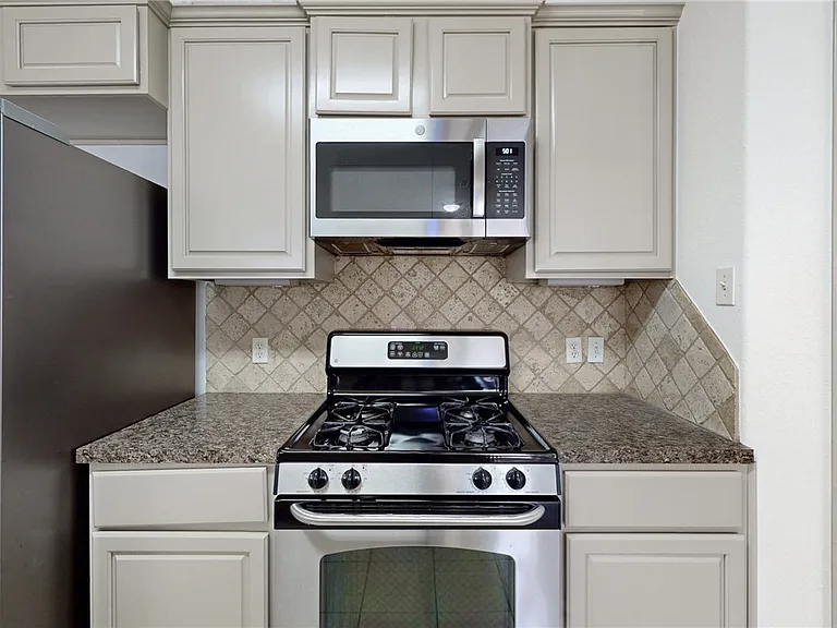 2212 Brougham Pl — Photo 8