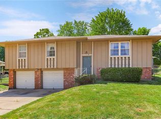 408 SW Stonewood Ct, Blue Springs, MO 64014
