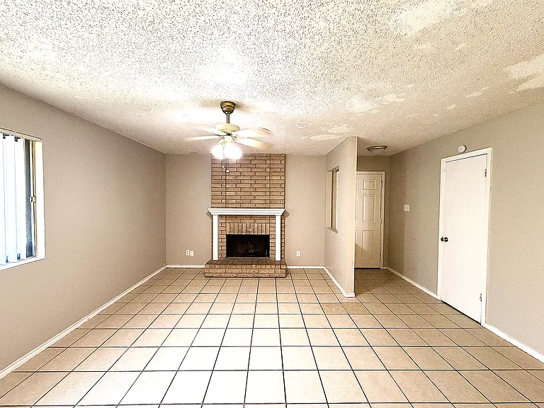 2105 Coach Dr — Photo 2