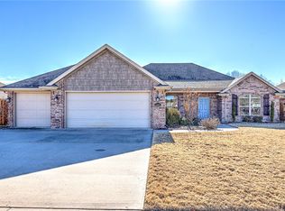 2885 W Vanike Dr, Fayetteville, AR 72704