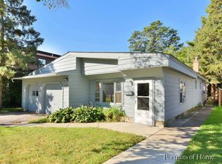 176 S Commonwealth Ave, Elgin, IL 60123