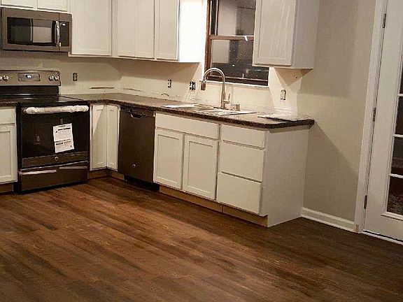 Huge Kitchen Dining Combo with all new flooring