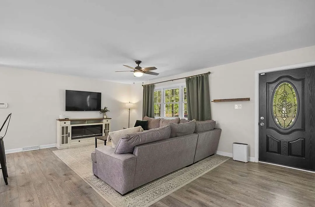 3 bed, 1344 sqft, $2,650 — Photo 3
