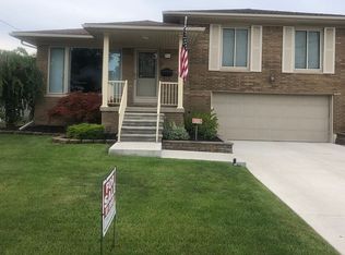 296 Riverside Dr, Wyandotte, MI 48192