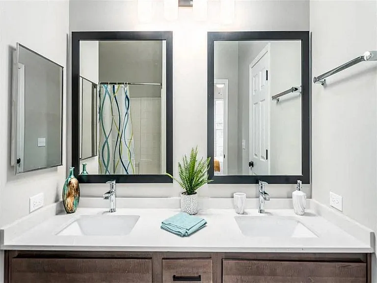 Elevate on Main — Photo 6