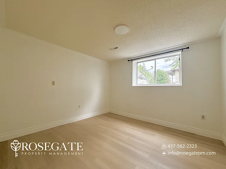 594 Queen Victoria Dr #2 — Photo 8
