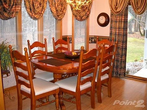 DINETTE AREA W/ LAMINATE FLOORING