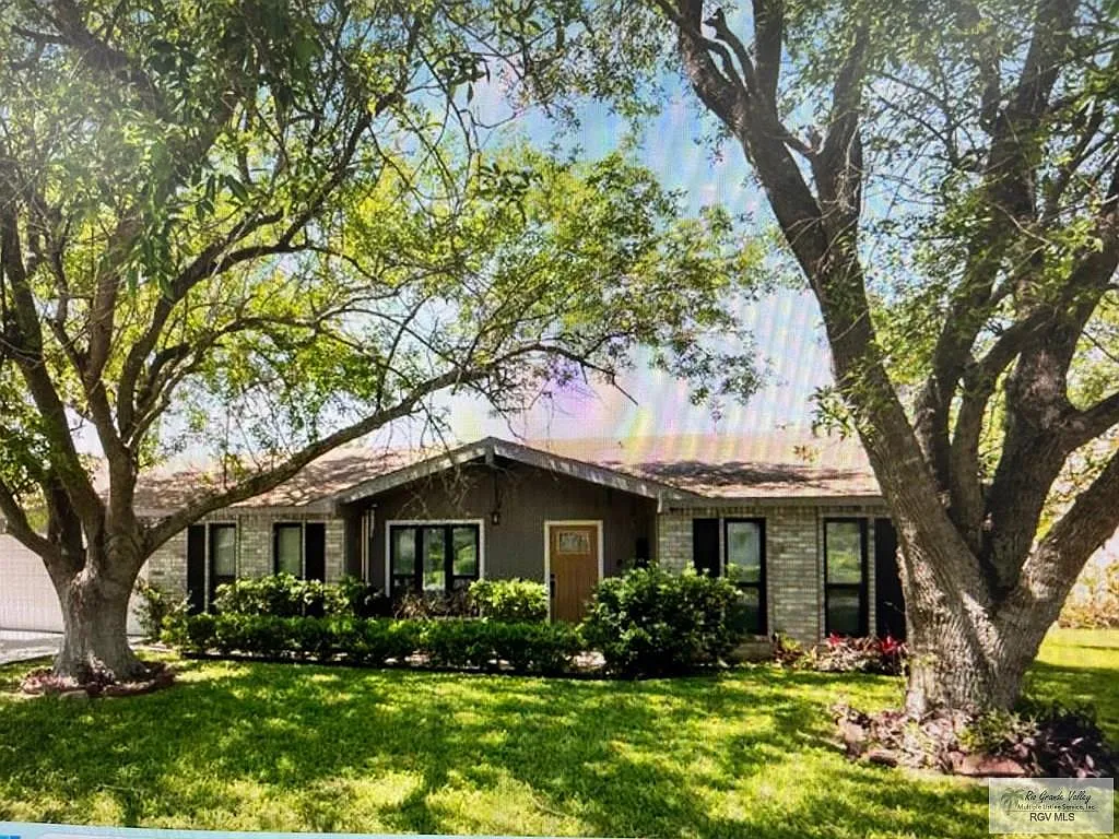 3 bed, 2.0 bath, 1900 sqft, $2,300 — Photo 1