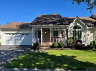 18 Sweet Bay Ln, Williamsville, NY 14221
