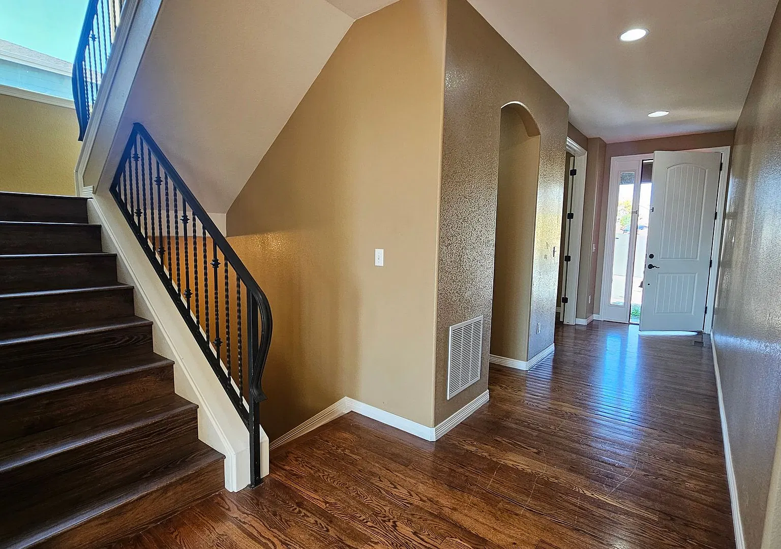 Spacious 3-Bedroom Home with Office, Loft — Photo 4
