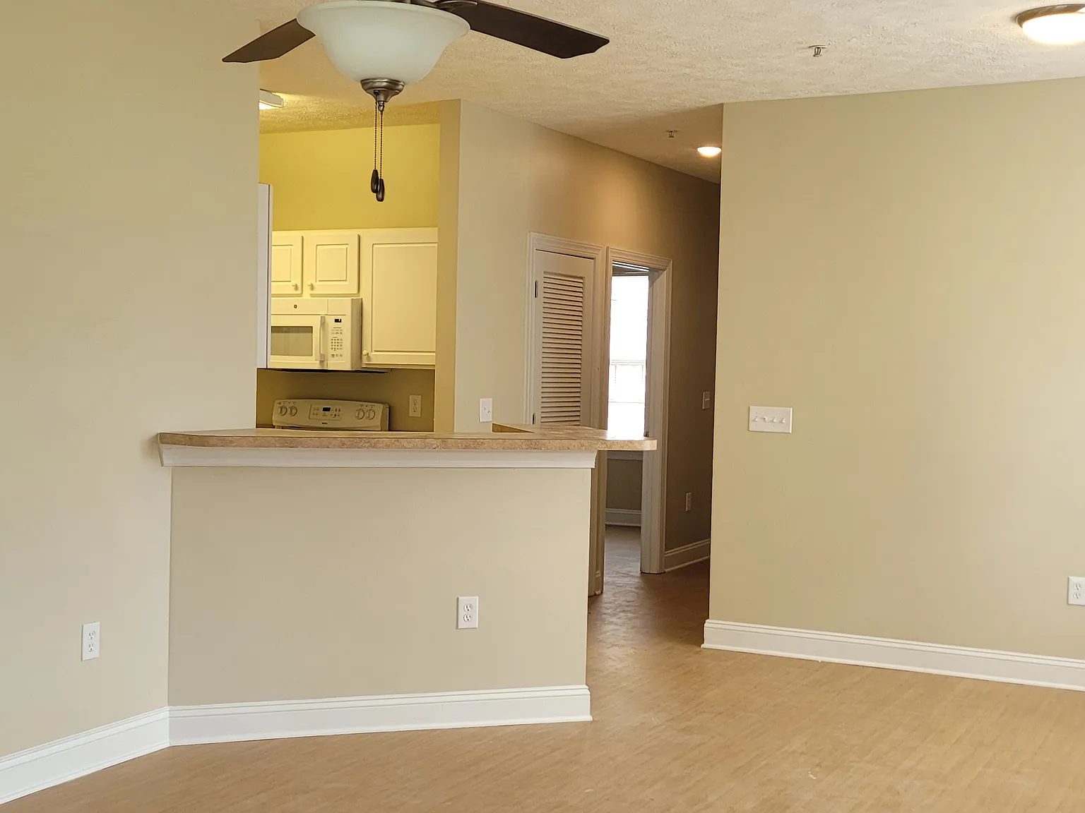 3 bed, 1250 sqft, $1,800 — Photo 3