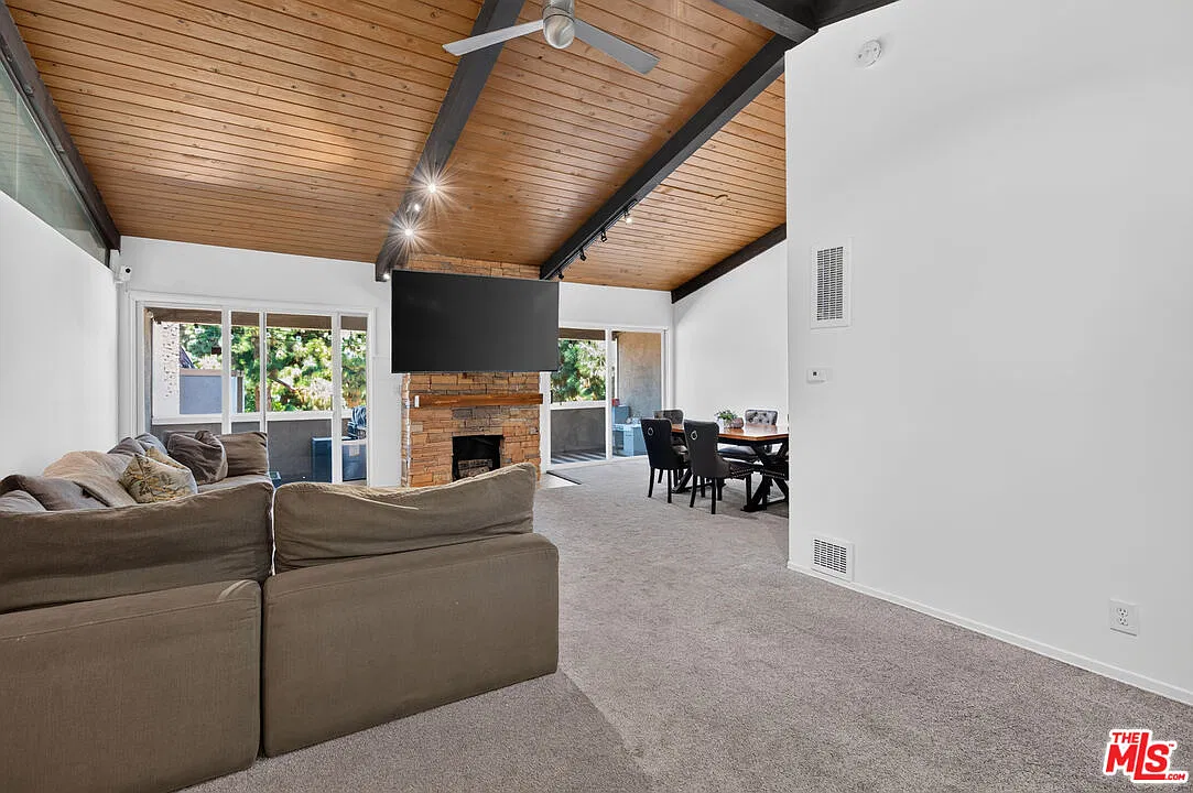 2 bed, 2.0 bath, 1347 sqft, $3,700 — Photo 2