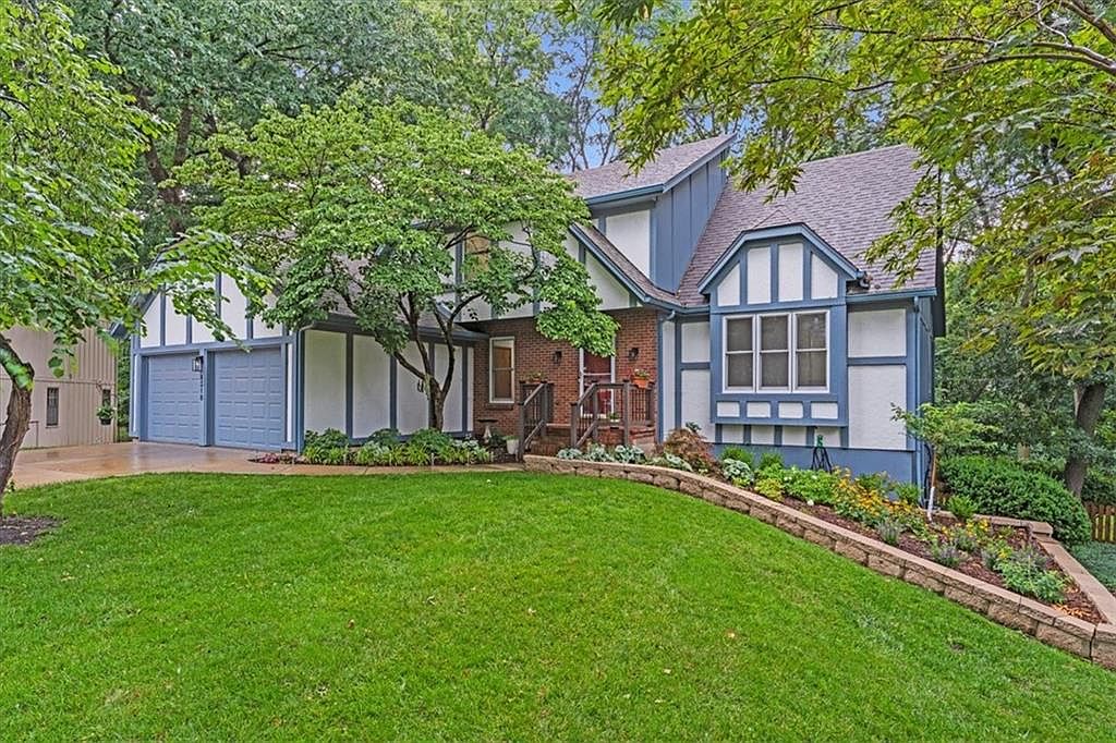 8318 Connell St, Overland Park, KS 66212 Zillow