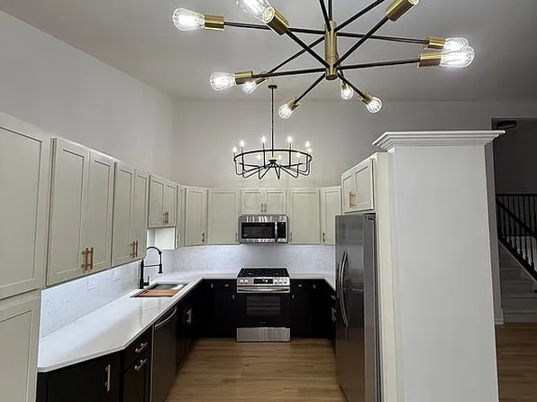 102 River Bluff Ct, Carpentersville, IL 60110