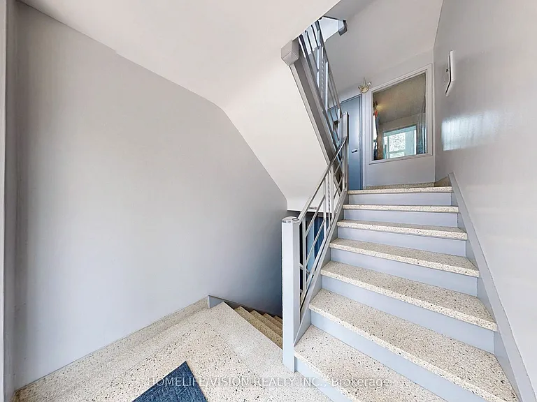 9901 Yonge St #4 — Photo 7