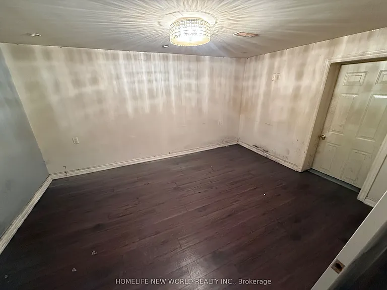 63 Lehar Cres — Photo 32
