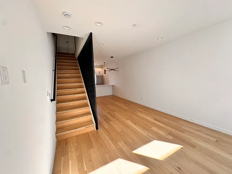 2344 Franklin Ave E — Photo 34