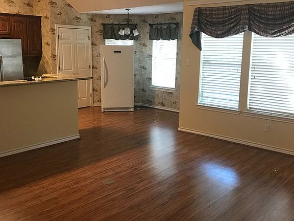 4th image of 402 Chimney Hill Dr