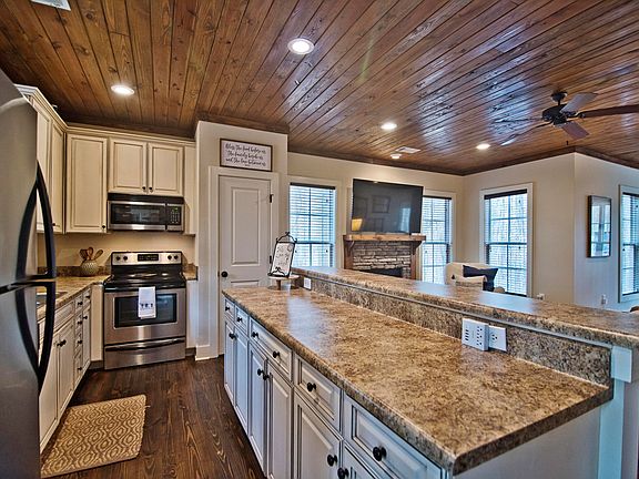 5th image of 139 Village Cir
