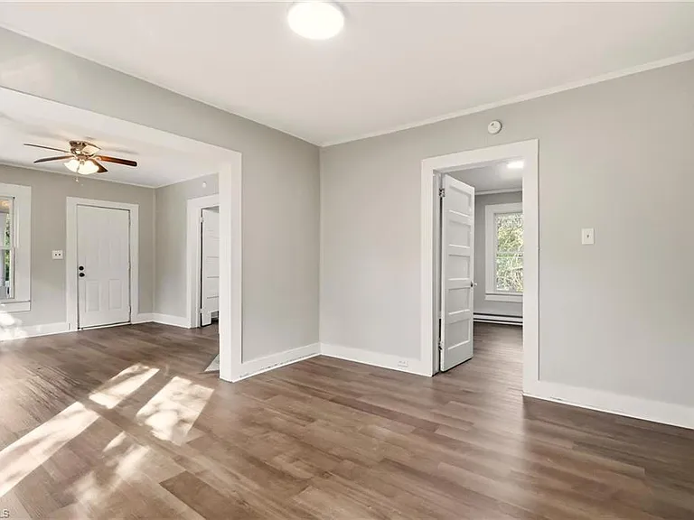 2051 Bloomfield Dr — Photo 3