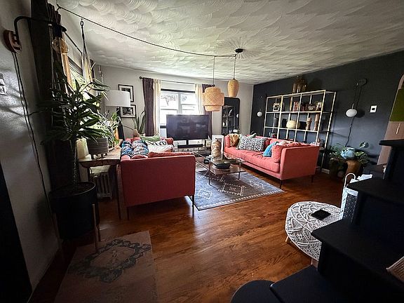 5th image of 352 River St