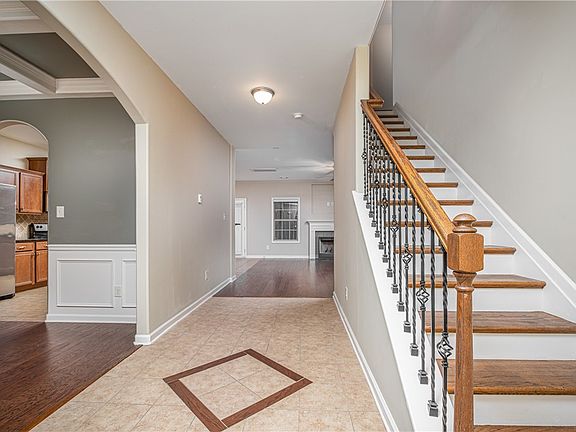 3rd image of 1805 Creekstone Dr