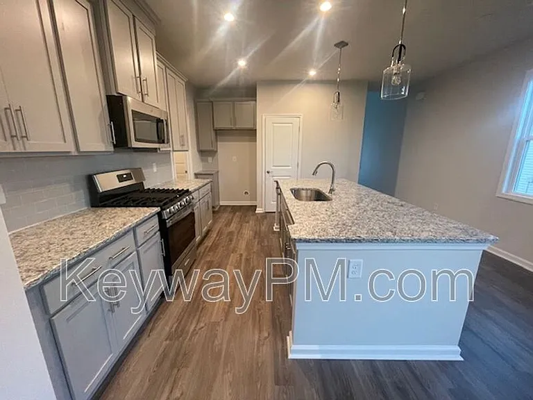 810 Manitou Cir — Photo 5