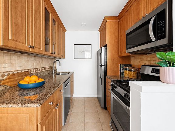 4th image of 321 23rd St APT 1C