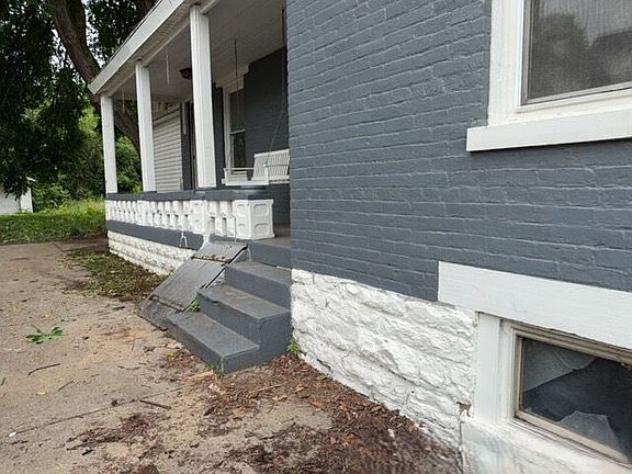3rd image of 221 W Ross Ave