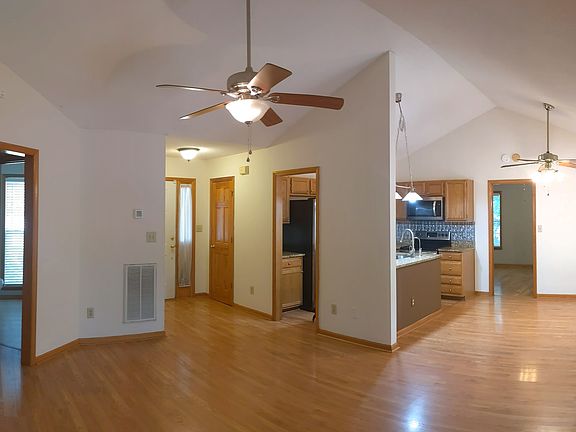 3rd image of 3704 Wilshire Ln