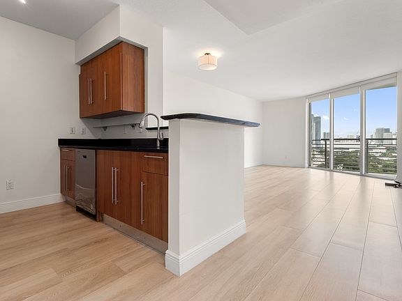 2nd image of 325 Biscayne Blvd #1718