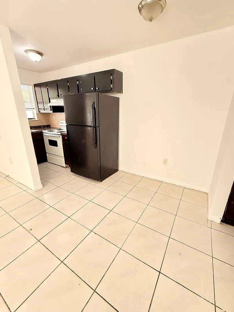 2216 Johnson ST — Photo 4