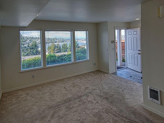 Entry/Living room