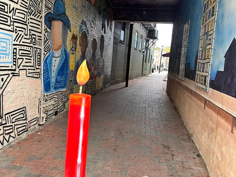 Local Attractions
Walk to Burlington's farmers markets, street fairs, waterfront promenade, restaurants, coffee shops, and public art murals.