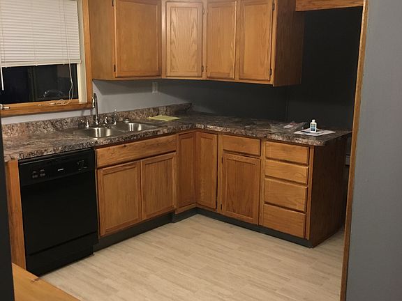 Kitchen w dishwasher