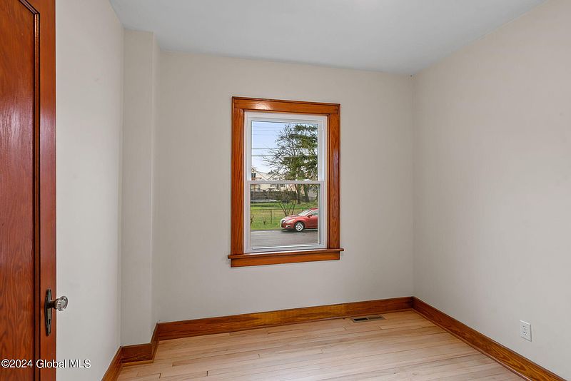 4th image of 22 Hudson Avenue