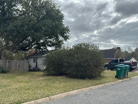 3rd image of 15372 Woody Dr
